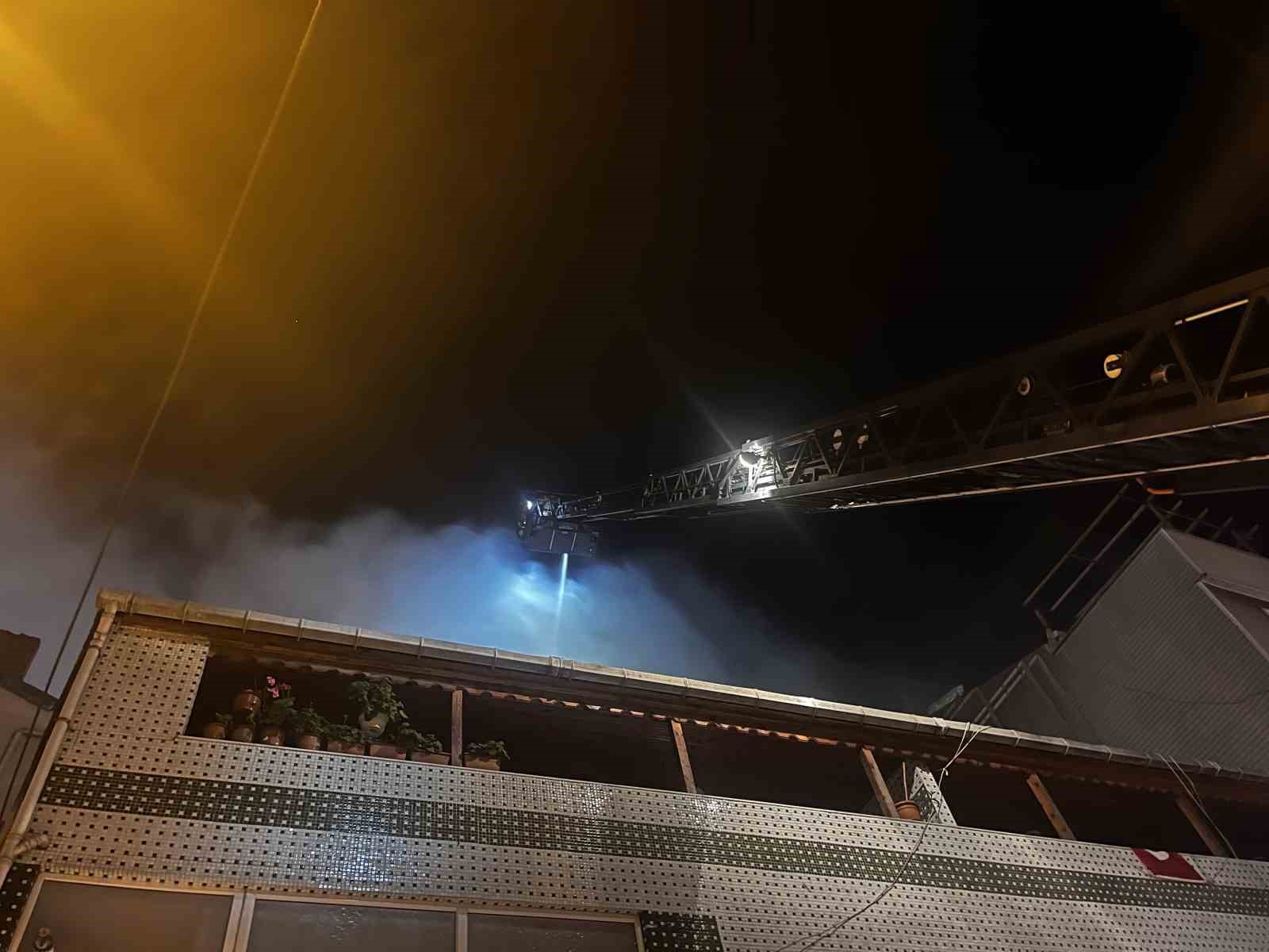 Gaziosmanpaşa’da 5 katlı binadan alevler yükseldi