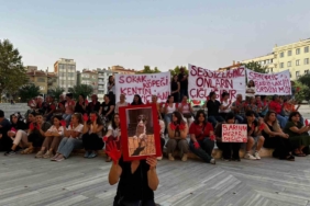 Lüleburgaz Belediyesi önünde oturma eylemi: Eylemciler siyah çelenk bıraktı