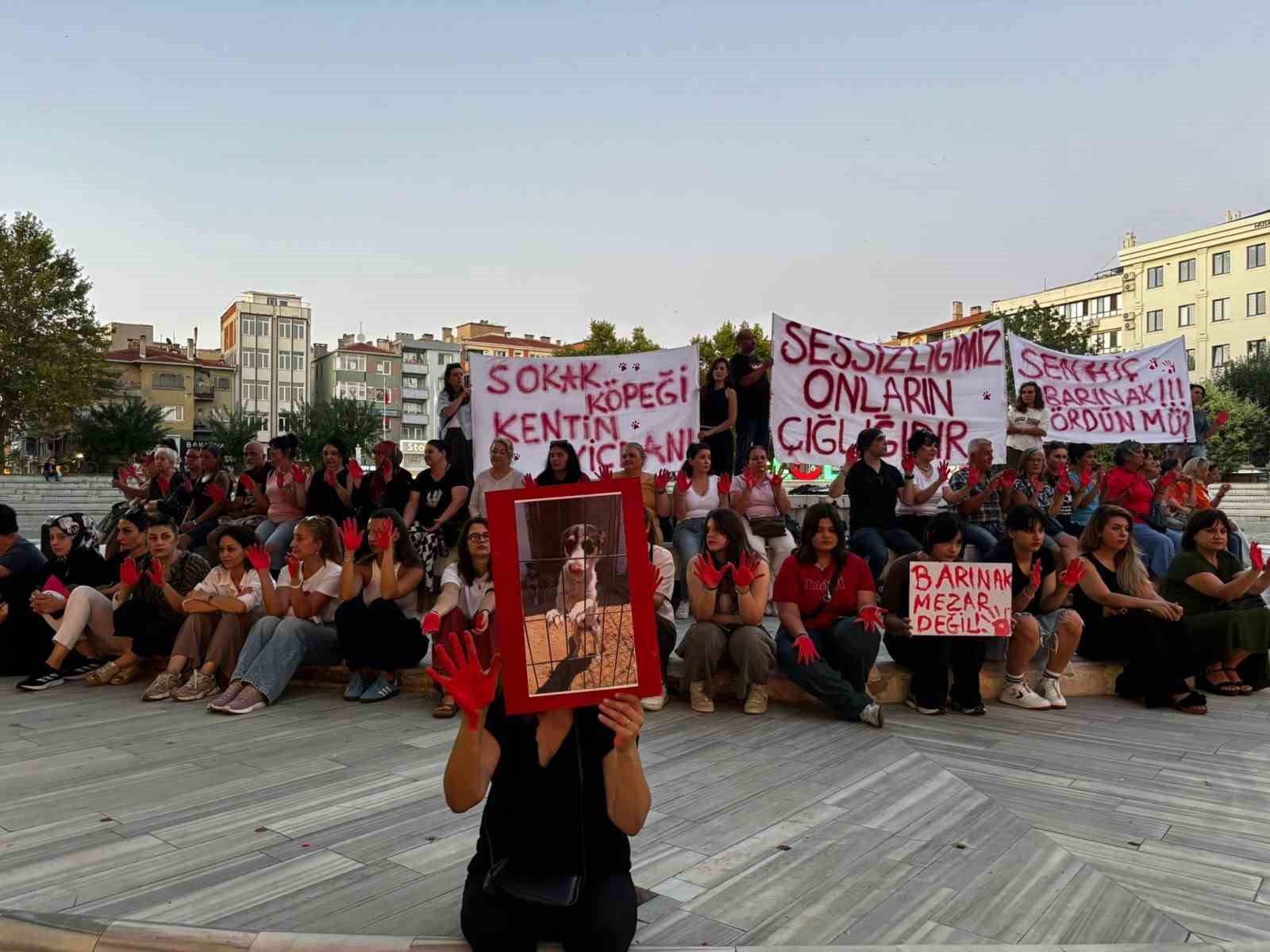 Lüleburgaz Belediyesi önünde oturma eylemi: Eylemciler siyah çelenk bıraktı