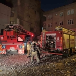 Küçükçekmece’de 6 katlı binanın çatısındaki yangın korkuttu