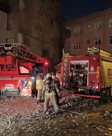 Küçükçekmece’de 6 katlı binanın çatısındaki yangın korkuttu
