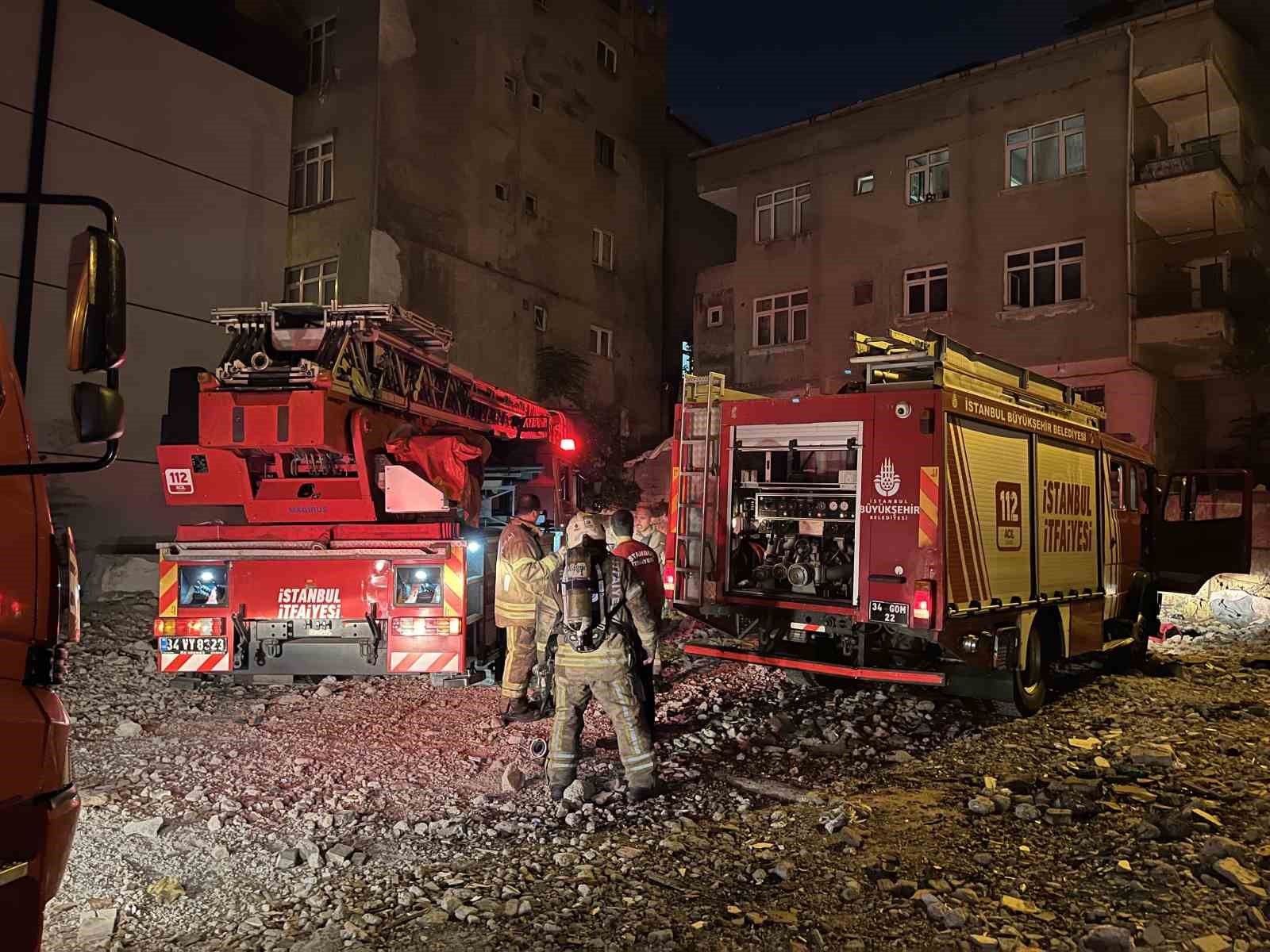 Küçükçekmece’de 6 katlı binanın çatısındaki yangın korkuttu