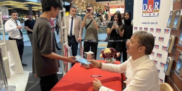 Bahçelievler Belediye Başkanı Dr. Hakan Bahadır, kitabının imza gününde vatandaşlarla buluştu