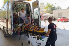 Traktörün altında kalan yaşlı kadın ağır yaralandı