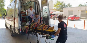 Traktörün altında kalan yaşlı kadın ağır yaralandı