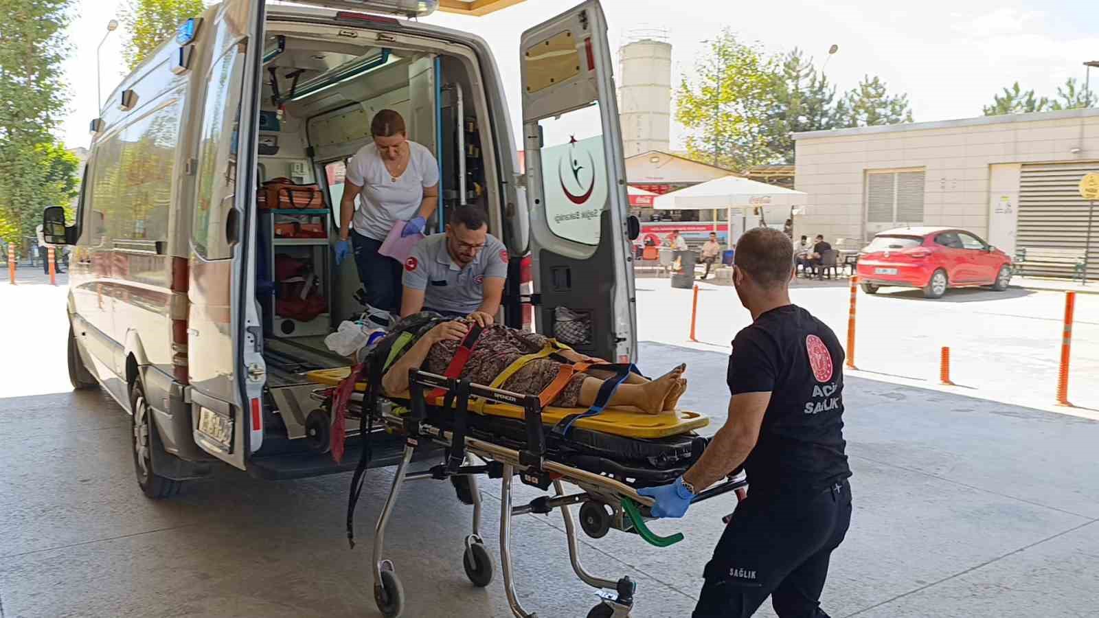 Traktörün altında kalan yaşlı kadın ağır yaralandı