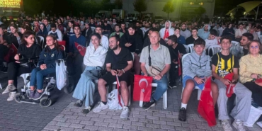 Fatih’te vatandaşlar Türkiye-Almanya final maçını dev ekrandan izledi