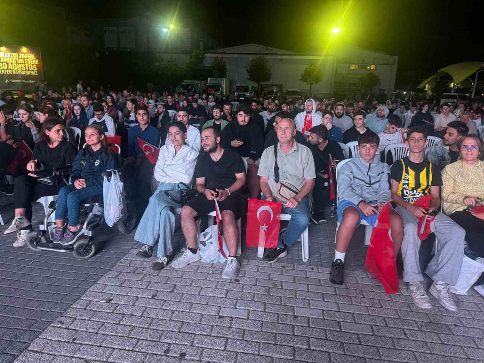 Fatih’te vatandaşlar Türkiye-Almanya final maçını dev ekrandan izledi