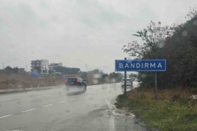 Bandırma güne yağışla başladı