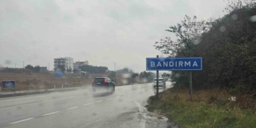 Bandırma güne yağışla başladı