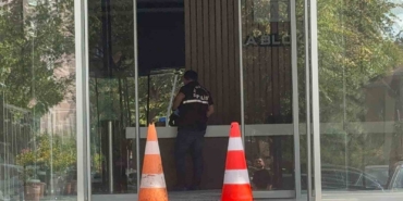 Boşanma aşamasındaki eşini ayağından vurup kaçtı