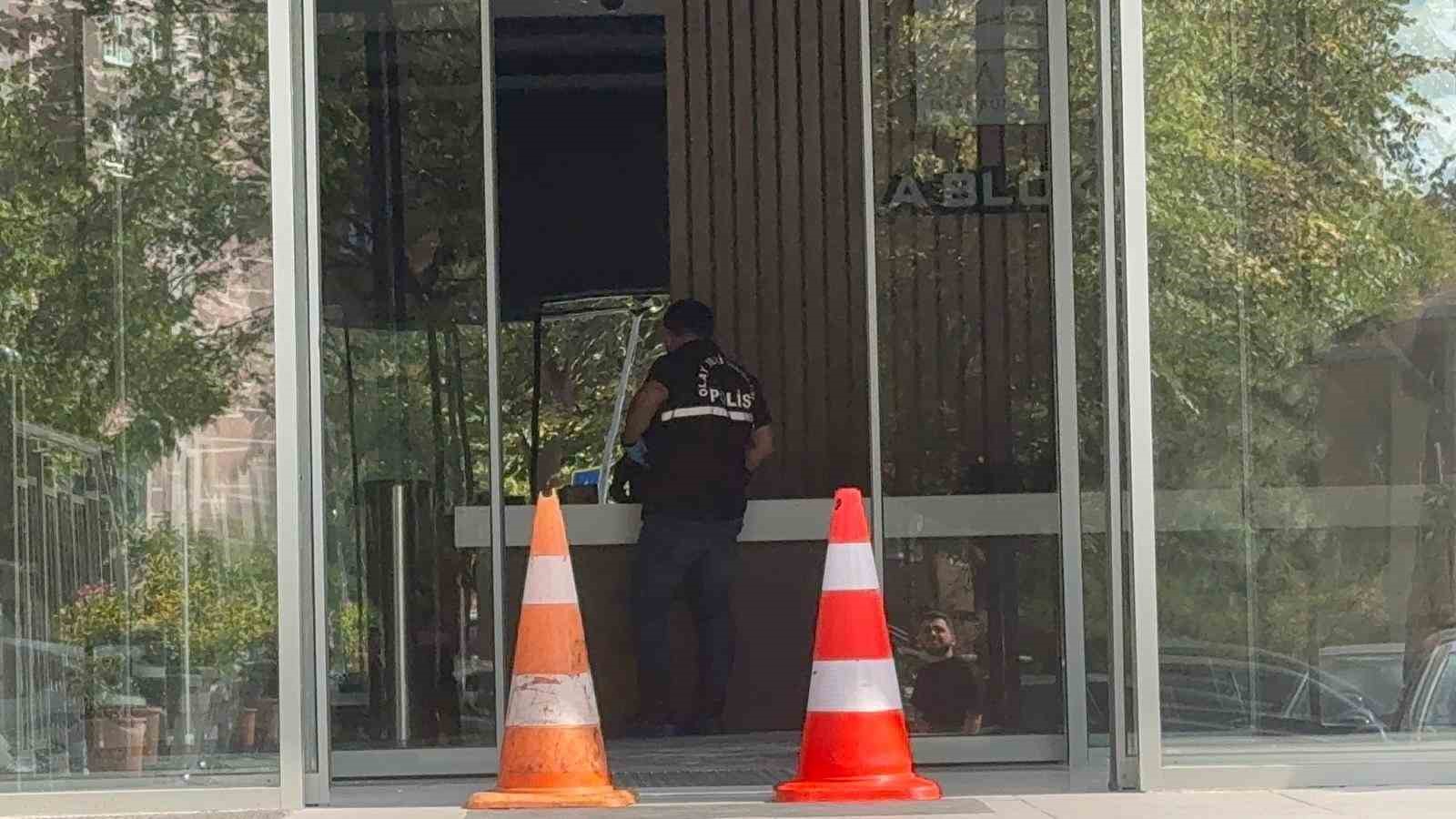 Boşanma aşamasındaki eşini ayağından vurup kaçtı