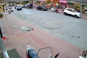 Cipe çarpan motosikletli metrelerce havaya savruldu: Kaza anı kamerada