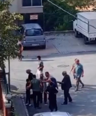 Sokak köpeği çocuğu ısırdı, ailesi ile köpeği besleyen adam birbirine girdi