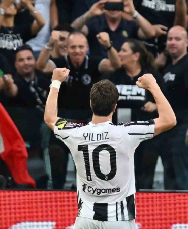 Derby d’Italia’da Türk gecesi: Kenan ve Hakan sahneye çıktı