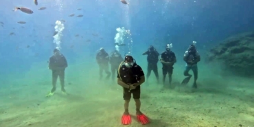 Denizin metrelerce dibinde namaz