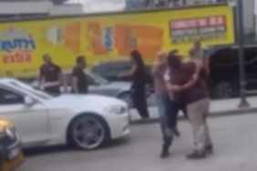 Trafik tartışması yola taştı...Birbirlerine girdiler kavgayı çevredekiler ayırdı