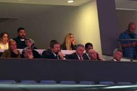 Bakan Bak ile başkanlar Adalı ve Saran derbiyi birlikte izledi