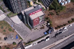 Sarıyer’deki CHP binası önünde bekleyiş sürüyor