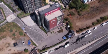 Sarıyer’deki CHP binası önünde bekleyiş sürüyor