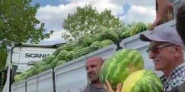 Bir tır dolusu karpuzu ücretsiz dağıttı