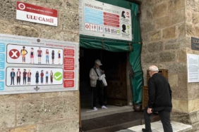 Tarihi cami ziyaretlerine kıyafet mecburiyeti getirildi