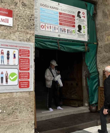 Tarihi cami ziyaretlerine kıyafet mecburiyeti getirildi