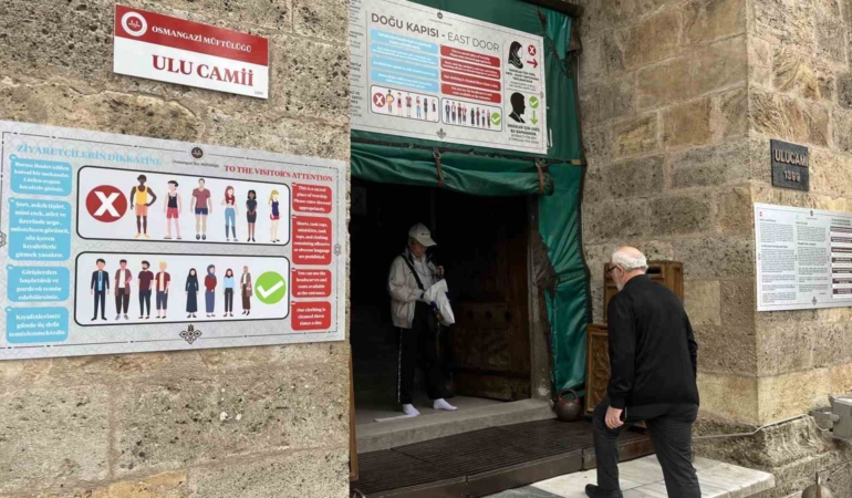 Tarihi cami ziyaretlerine kıyafet mecburiyeti getirildi
