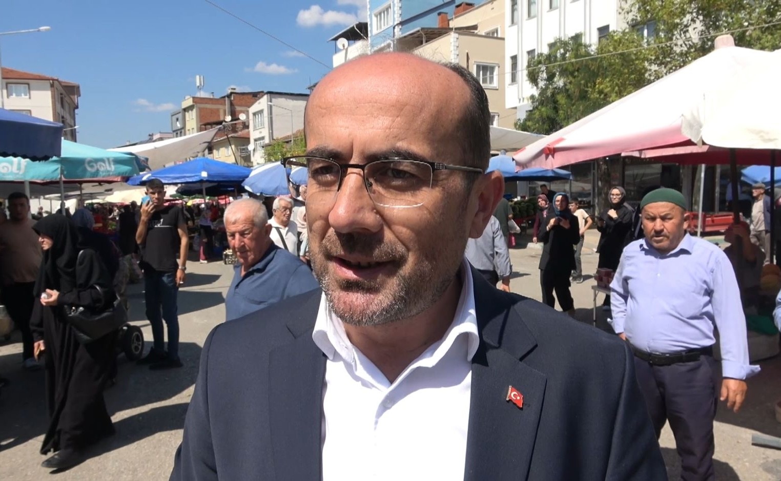 Peynir altı suyundan yaptıkları gübreyle ilaçsız üretip 700 yıllık pazarda satıyorlar