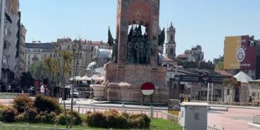Gürsel Tekin’in Taksim Cumhuriyet anıtına bıraktığı çelenk kaldırıldı