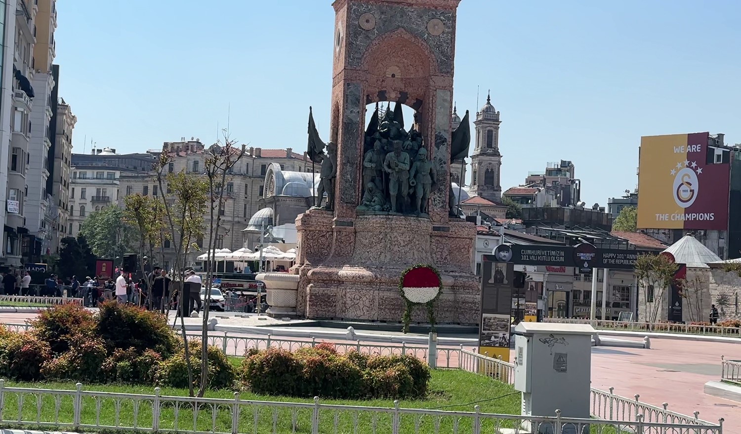 Gürsel Tekin’in Taksim Cumhuriyet anıtına bıraktığı çelenk kaldırıldı