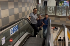 Çocukların çarptığı yaşlı adam metro raylarına düştü