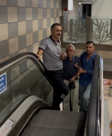 Çocukların çarptığı yaşlı adam metro raylarına düştü