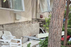 Tahliye kararı verilen 6 katlı binanın balkonu çöktü: 1 yaralı