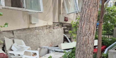 Tahliye kararı verilen 6 katlı binanın balkonu çöktü: 1 yaralı