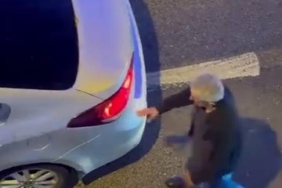 Alkollü sürücü tek şeritli yolda trafiği kesti, trafik polisi gibi davranıp devam etti