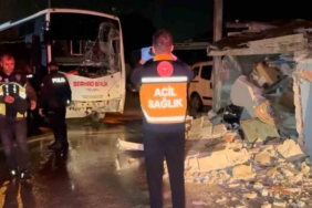 Edirne’de minibüs eve girdi