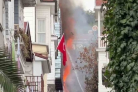 Beşiktaş Arnavutköy Mahallesi’nde 4 katlı ahşap binada yangın çıktı. Bina alevlere teslim olurken, olay yerine çok sayıda itfaiye ekibi sevk edildi.