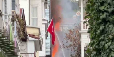 Beşiktaş Arnavutköy Mahallesi’nde 4 katlı ahşap binada yangın çıktı. Bina alevlere teslim olurken, olay yerine çok sayıda itfaiye ekibi sevk edildi.