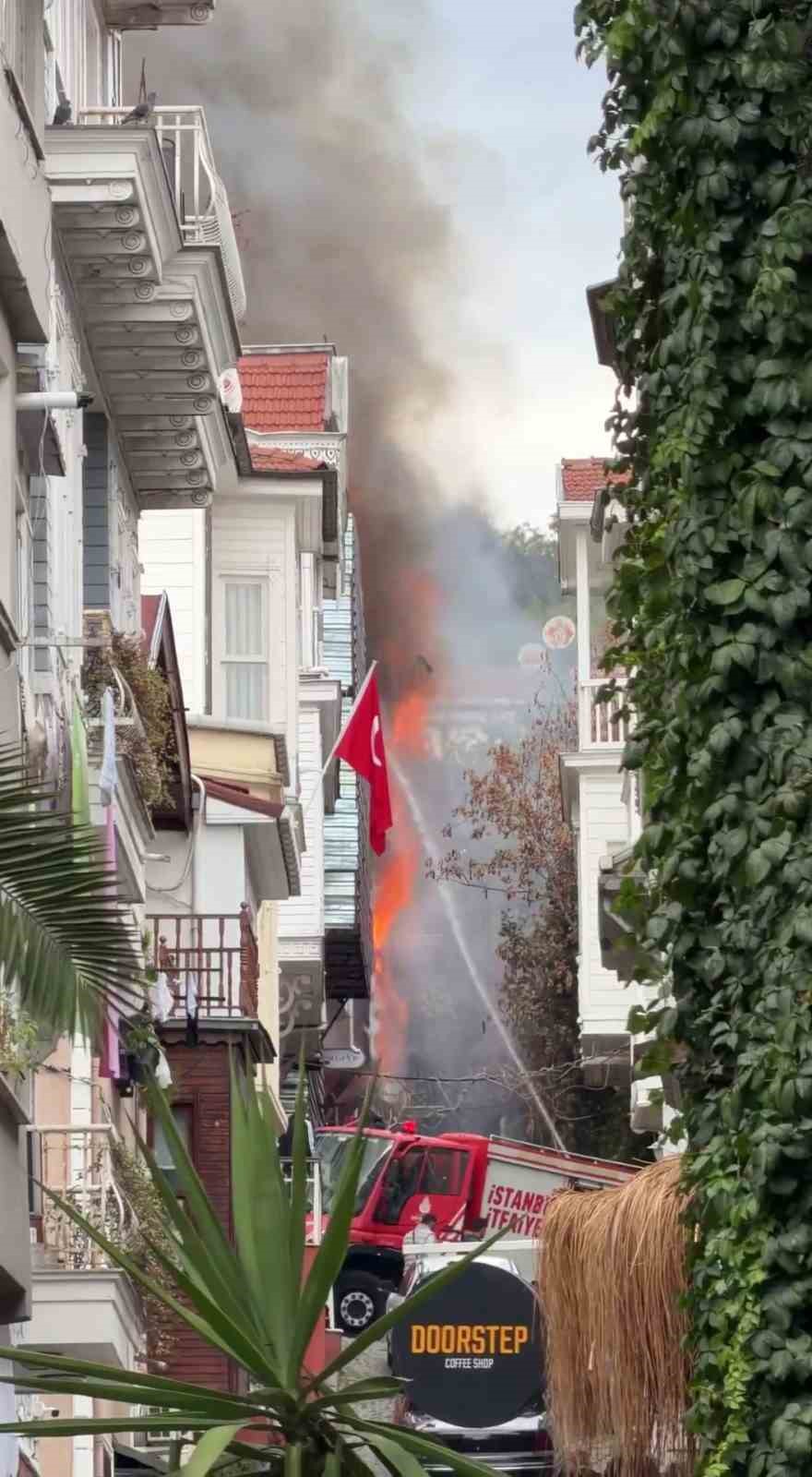 Beşiktaş Arnavutköy Mahallesi’nde 4 katlı ahşap binada yangın çıktı. Bina alevlere teslim olurken, olay yerine çok sayıda itfaiye ekibi sevk edildi.