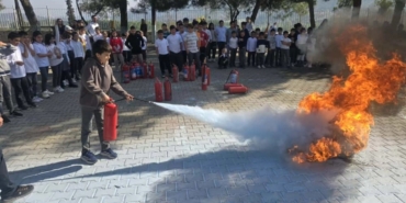 Minik itfaiyeciler yangın güvenliğini öğrendi
