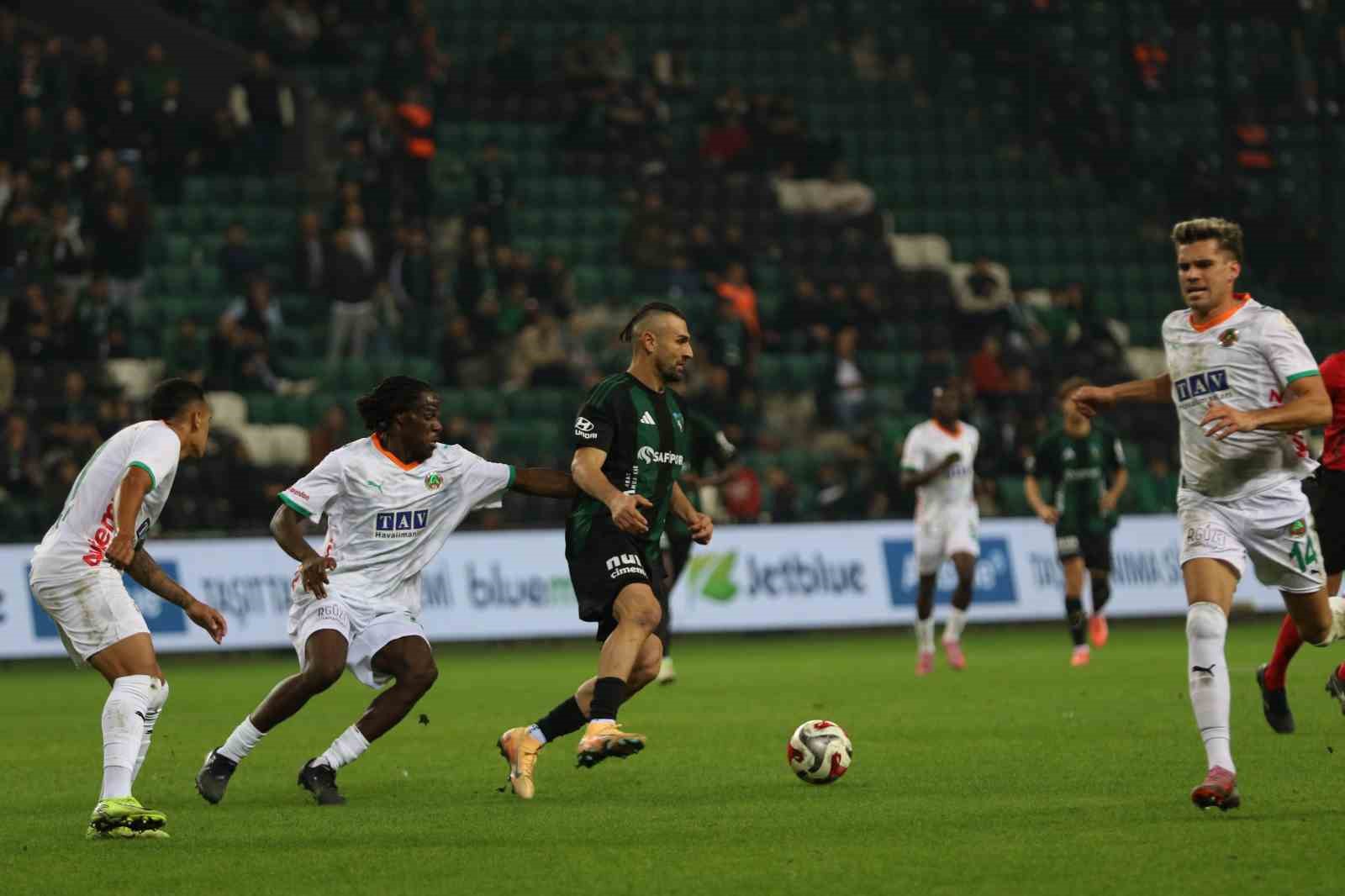 Trendyol Süper Lig: Kocaelispor: 2 - Alanyaspor: 0 (Maç sonucu)