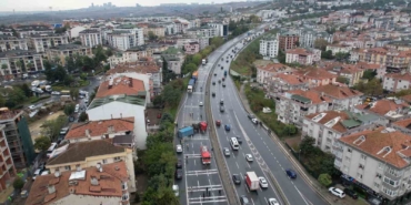 Büyükçekmece E-5’te devrilen tır nedeniyle yol kapandı