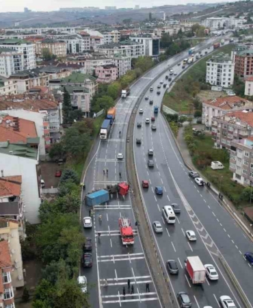 Büyükçekmece E-5’te devrilen tır nedeniyle yol kapandı