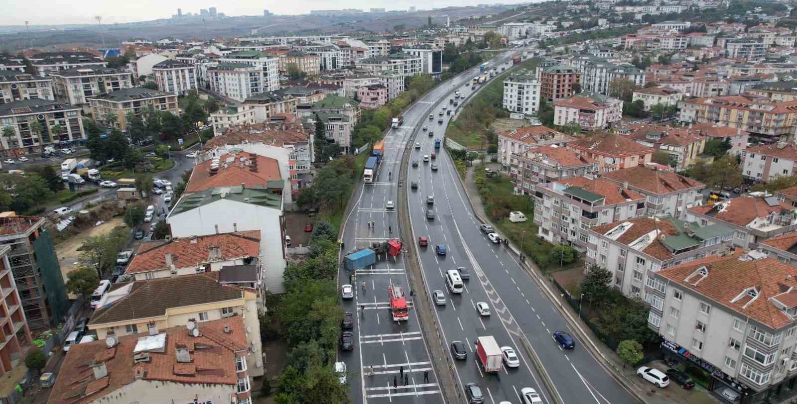 Büyükçekmece E-5’te devrilen tır nedeniyle yol kapandı