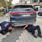 Otomobile giren kedi hava üflenerek kurtarıldı