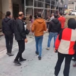 Esenyurt’ta inşaata getirilen kum sokağı kapatıp araçlara hasar verince ortalık karıştı