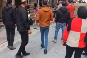 Esenyurt’ta inşaata getirilen kum sokağı kapatıp araçlara hasar verince ortalık karıştı