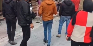 Esenyurt’ta inşaata getirilen kum sokağı kapatıp araçlara hasar verince ortalık karıştı