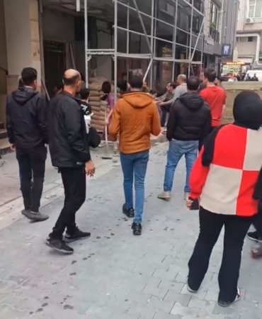 Esenyurt’ta inşaata getirilen kum sokağı kapatıp araçlara hasar verince ortalık karıştı
